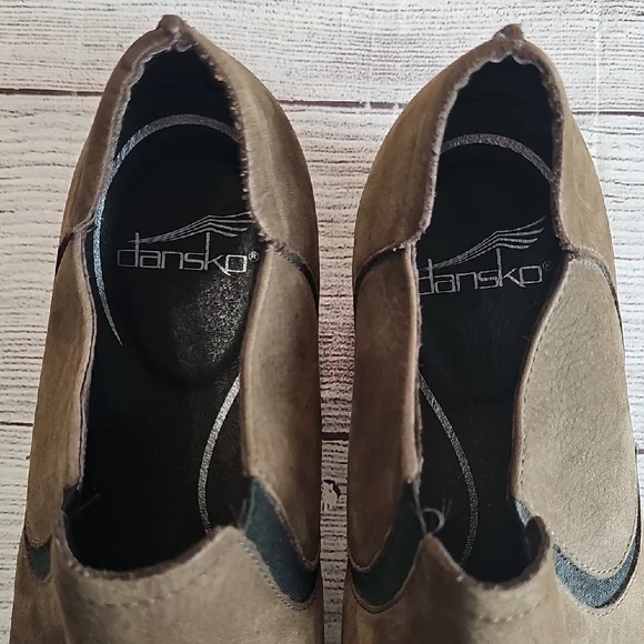 Dansko Sz 38 Brown Flats Sleek Slip-On Loafers - Picture 2 of 15